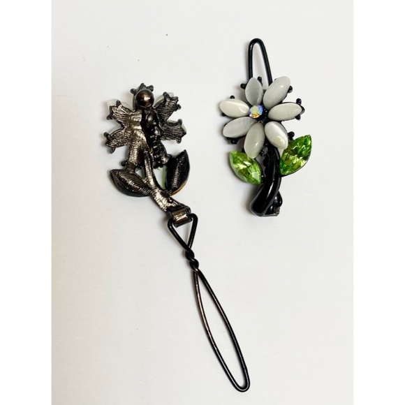 Delicate Daisy Barrettes - Picture 4 of 5